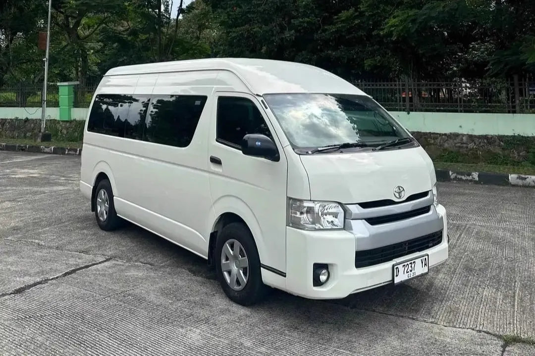 Toyota Hiace putih Bay Holidays Trans di Tasikmalaya