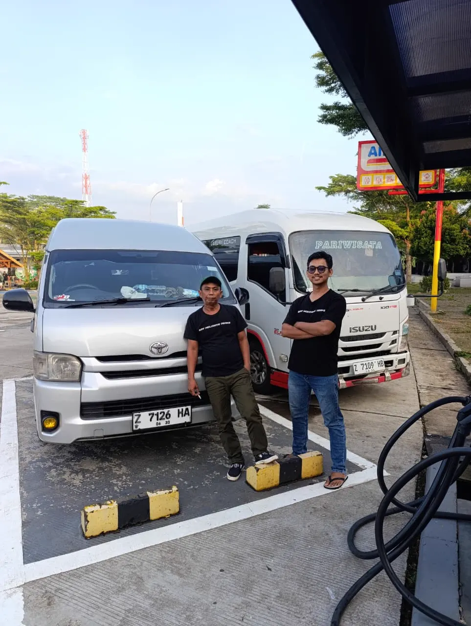 Tim Bay Holidays Trans bersama armada Hiace dan bus